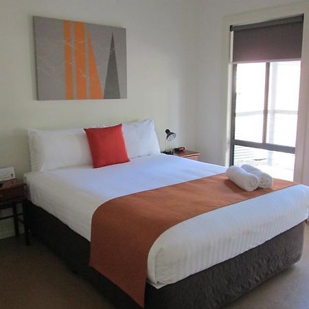 Breezes Apartments Брум Номер фото