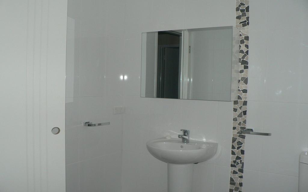 Breezes Apartments Брум Номер фото