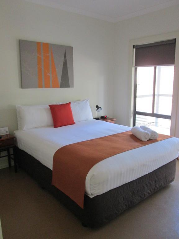Breezes Apartments Брум Номер фото
