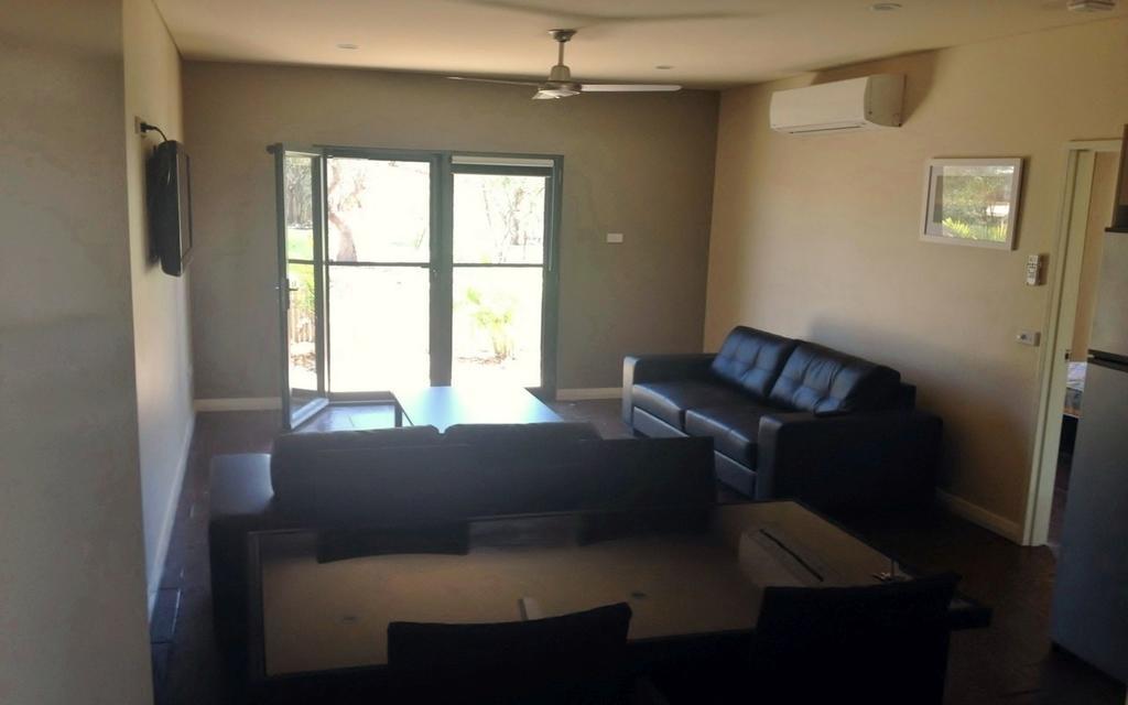Breezes Apartments Брум Номер фото
